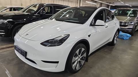 Tesla Model Y 2023 z Niemiec